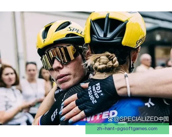 越野跑比赛精彩纷呈，选手拼尽全力冲刺终点，胜利者崭露头角，一触即发。