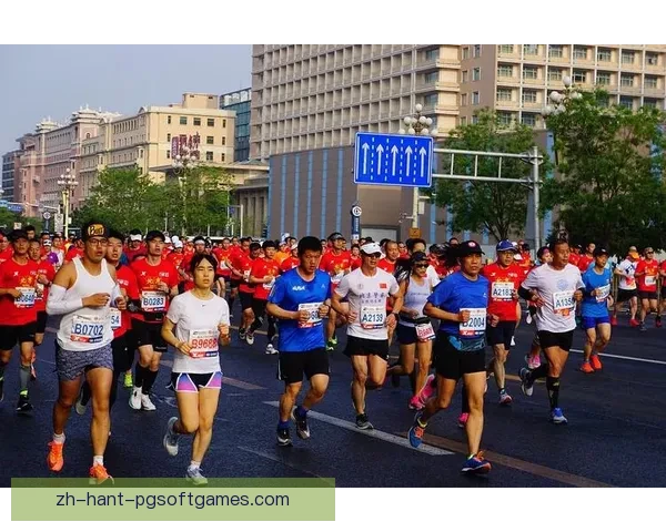 马拉松赛事热烈竞争，选手齐聚起跑线